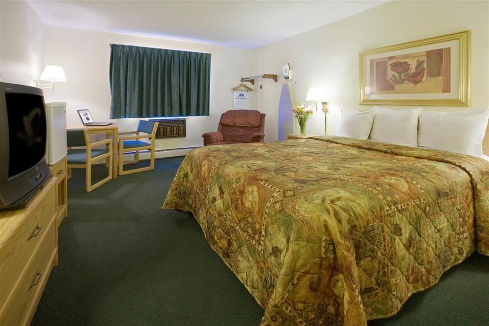 Americas Best Value Inn & Suites Detroit Lakes Room photo